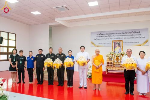 ภาพ No.327564:วันศุกร์ที่ 1 พฤษภาคม พ.ศ. 2569 รวมใจพสกนิกรชาวอำเภอคลองหลวง ประดิษฐ์ดอกไม้จันทน์ เพื่อใช้ในพิธีถวายดอกไม้จันทน์ในงานพระราชพิธีถวายพระเพลิงพระบรมศพ สมเด็จพระนางเจ้าสิริกิติ์ พระบรมราชินีนาถ พระบรมราชชนนีพันปีหลวง ณ วัดพระธรรมกาย