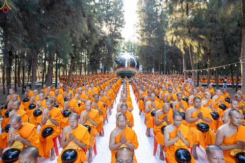 ภาพ No.289294:วันที่ 7 มกราคม พ.ศ. 2569 พิธีตักบาตรพระธรรมยาตรา ณ อนุสรณ์สถานลำดับที่ 1 สถานที่เกิดด้วยรูปกายเนื้อ อนุสรณ์สถานมหาวิหารพระมงคลเทพมุนี (โลตัสแลนด์) อ.สองพี่น้อง จ.สุพรรณบุรี ในโครงการธรรมยาตรา กตัญญูบูชา มหาปูชนียาจารย์ พระมงคลเทพมุนี(สด จนฺทสโร) พระผู้ป