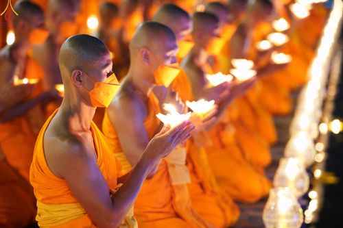 ภาพ No.73501:พิธีจุดประทีปถวายเป็นพุทธบูชา และบูชาธรรมมหาปูชนียาจารย์ ในโครงการธรรมยาตรากตัญญูบูชา มหาปูชนียาจารย์ พระมงคลเทพมุนี(สด จนฺทสโร) พระผู้ปราบมาร ปีที่ 11 ณ อนุสรณ์สถานลำดับที่ 4 สถานที่เกิดด้วยกายธรรม วัดโบสถ์ (บน) บางคูเวียง อ.บางกรวย จ.นนทบุรี วันที่ 21 