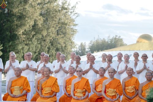 ภาพ No.338385:วันอาทิตย์ที่ 5 กรกฎาคม พศ.2569 พิธีตัดปอยผมธรรมทายาทนานาชาติ IDOP รุ่นที่ 21 จากประเทศจีน มาเลเซีย สิงคโปร์ และไต้หวัน ณ โถงช้าง วัดพระธรรมกาย