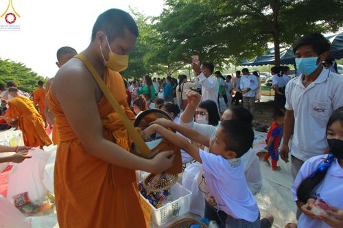 ภาพ No.81371:พิธีตักบาตรพระ ๑,๐๒๘ รูป ถวายเป็นพุทธบูชา เนื่องในสัปดาห์วิสาขบูชาโลก  ช่วยคณะสงฆ์ ๓๒๓ วัด ๔ จังหวัดชายแดนใต้ วันอาทิตย์ที่ ๒๘ พฤษภาคม พ.ศ.๒๕๖๖ ณ ศูนย์ปฎิบัติธรรมดอยหล่อ อำเภอดอยหล่อ จังหวัดเชียงใหม่