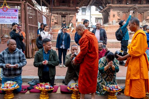 ภาพ No.317264:วันอังคารที่ 31 มีนาคม พ.ศ.2569 จาริกบิณฑบาตแห่งศรัทธา จากวัดอเชศวรสู่สี่แยกปาตันและวัดศรี ประเทศเนปาล