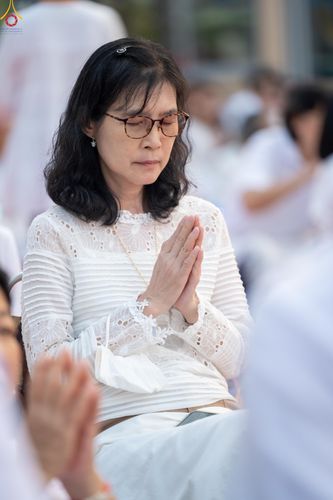 ภาพ No.297073:วันที่ 17 มกราคม พ.ศ. 2569 พิธีจุดประทีปถวายเป็นพุทธบูชา และบูชาธรรมมหาปูชนียาจารย์ (ภาพชุดที่ 2) ณ วัดโบสถ์บน ต.บางคูเวียง จ.นนทบุรี อนุสรณ์สถานลำดับที่ 4 สถานที่เกิดด้วยกายธรรม ในโครงการธรรมยาตรา กตัญญูบูชา มหาปูชนียาจารย์ พระมงคลเทพมุนี(สด จนฺทสโร) พร