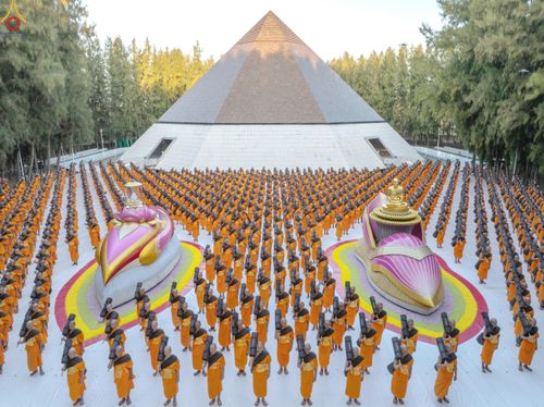ภาพ No.288493:วันที่ 4 มกราคม พ.ศ. 2569 พระธรรมยาตราปฏิบัติธรรม และถ่ายภาพหมู่ประวัติศาสตร์ ในโครงการธรรมยาตรา กตัญญูบูชา มหาปูชนียาจารย์ พระมงคลเทพมุนี(สด จนฺทสโร) พระผู้ปราบมาร อนุสรณ์สถาน 7 แห่ง ปีที่ 14 ณ อนุสรณ์สถานมหาวิหารพระมงคลเทพมุนี (โลตัสแลนด์) อ.สองพี่น้อง