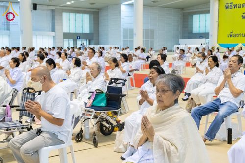 ภาพ No.284914:วันอาทิตย์ที่ 14 ธันวาคม พ.ศ.2568  พิธีปฏิบัติธรรม พิธีถวายภัตตาหารเป็นสังฆทาน พิธีมอบต้นสมบัติจักรพรรดิ ถวายแด่เจ้าอาวาสและประธานสงฆ์ 236 ศูนย์ส่งเสริมศีลธรรมทั่วโลก ณ สภาธรรมกายสากล วัดพระธรรมกาย