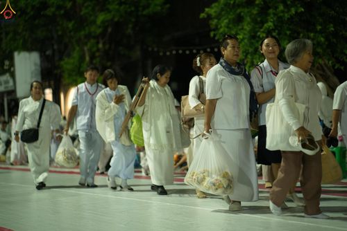 ภาพ No.282550:วันเสาร์ที่ 20 ธันวาคม พ.ศ.2568 พิธีตักบาตรพระ 10,000 รูป (ชุด 2) เนื่องในโอกาส 194 ปี จังหวัดกาญจนบุรี และอุทิศส่วนกุศลให้แด่บรรพชนทั้งหลาย บริเวณถนนสองแคว (Skywalk) เมืองกาญจนบุรี