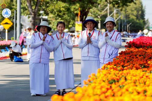 ภาพ No.296005:ภาพเบื้องหลังอาสาสมัครรวมใจ ชุดที่ 1 ในโครงการธรรมยาตรา กตัญญูบูชา มหาปูชนียาจารย์ พระมงคลเทพมุนี(สด จนฺทสโร) พระผู้ปราบมาร อนุสรณ์สถาน 7 แห่ง ปีที่ 14