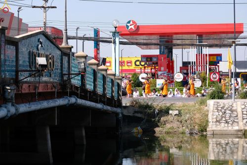 ภาพ No.304199:วันที่ 25 มกราคม พ.ศ. 2569 พิธีต้อนรับพระธรรมยาตรา  รร.สามัคคีราษฏร์บำรุง-วัดพระธรรมกาย ในโครงการธรรมยาตรา กตัญญูบูชา มหาปูชนียาจารย์ พระมงคลเทพมุนี(สด จนฺทสโร) พระผู้ปราบมาร อนุสรณ์สถาน 7 แห่ง ปีที่ 14