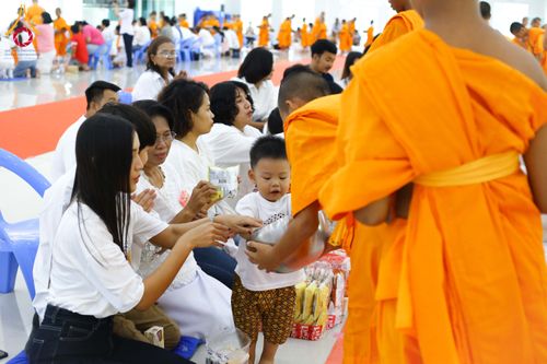 ภาพ No.320922:วันเสาร์ที่ 11 เมษายน พ.ศ.2569 พิธีตักบาตรฉลองสามเณรใหม่ ณ ศูนย์อบรมเยาวชนนครปฐม