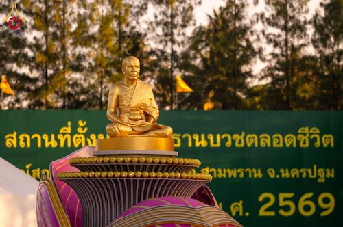 ภาพ No.290694:วันที่ 8 มกราคม พ.ศ. 2569 พระธรรมยาตราปฏิบัติธรรม และถ่ายภาพหมู่ประวัติศาสตร์ ในโครงการธรรมยาตรา กตัญญูบูชามหาปูชนียาจารย์ พระมงคลเทพมุนี(สด จนฺทสโร) พระผู้ปราบมาร อนุสรณ์สถาน 7 แห่ง ปีที่ 14 ณ อนุสรณ์สถานคลองบางนางแท่น อ.สามพราน จ.นครปฐม