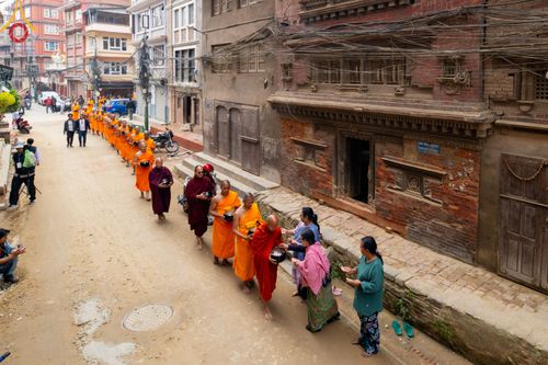 ภาพ No.317279:วันอังคารที่ 31 มีนาคม พ.ศ.2569 จาริกบิณฑบาตแห่งศรัทธา จากวัดอเชศวรสู่สี่แยกปาตันและวัดศรี ประเทศเนปาล