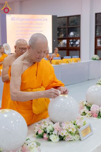 ภาพ No.294261:วันอาทิตย์ที่ 14 ธันวาคม พ.ศ.2568 พิธีเจริญพระพุทธมนต์สมโภชดวงแก้วลูกนิมิตเอก และดวงแก้วนิมิตปฏิบัติธรรม อัญเชิญประดิษฐาน  ณ วัดพระธรรมกายในประเทศสหรัฐอเมริกาและประเทศเยอรมนี 7 แห่ง ณ อาคารปลูกศรัทธา 2 วัดพระธรรมกาย