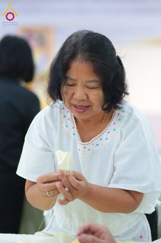 ภาพ No.327491:วันศุกร์ที่ 1 พฤษภาคม พ.ศ. 2569 รวมใจพสกนิกรชาวอำเภอคลองหลวง ประดิษฐ์ดอกไม้จันทน์ เพื่อใช้ในพิธีถวายดอกไม้จันทน์ในงานพระราชพิธีถวายพระเพลิงพระบรมศพ สมเด็จพระนางเจ้าสิริกิติ์ พระบรมราชินีนาถ พระบรมราชชนนีพันปีหลวง ณ วัดพระธรรมกาย