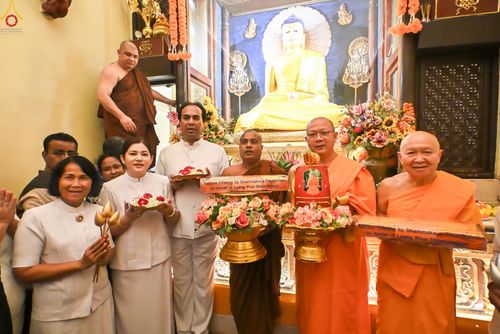 ภาพ No.284080:วันที่ ๔ พฤศจิกายน พุทธศักราช ๒๕๖๘ กฐินสมทบวัดต่างประเทศ โดยคณะศิษยานุศิษย์ บูชาธรรม 81 ปี หลวงพ่อธัมมชโย ณ วัดมหาโพธิ์ เมืองพุทธคยา ประเทศอินเดีย