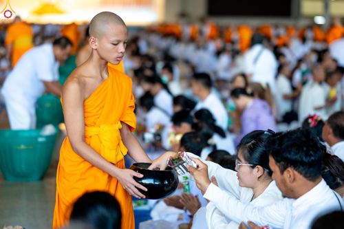 ภาพ No.311344:วันอาทิตย์ต้นเดือนที่ 1 มีนาคม พ.ศ.2569 พิธีตักบาตร และ พิธีบูชาข้าวพระ ณ สภาธรรมกายสากล วัดพระธรรมกาย