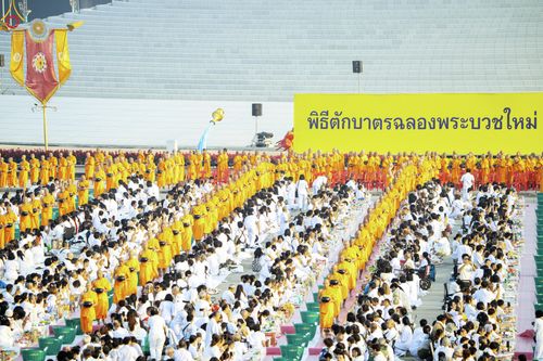 ภาพ No.279828:วันที่ 1 มกราคม พ.ศ.2569 พิธีตักบาตรในวันขึ้นปีใหม่ ณ ลานธรรม วัดพระธรรมกาย