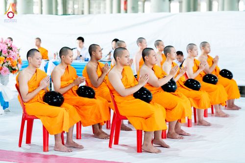 ภาพ No.336055:วันที่ 20 มิถุนายน พ.ศ. 2569 พิธีตักบาตรฉลองพระใหม่ โครงการอุปสมบทธรรมทายาทอุดมศึกษา รุ่นที่ 53