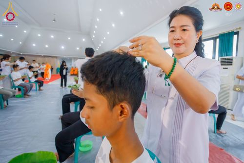 ภาพ No.284462:วันพุธที่ 17  ธันวาคม พ.ศ.2568  พิธีปลงผมนาคธรรมทายาท  โครงการบรรพชาสามเณรและบวชอุบาสิกาแก้ว  ณ วิทยาลัยศรีวิจายา (Sekolah Tinggi Agama Buddha Negeri Sriwijaya) เมืองตังเกอรัง จังหวัดบันเตน ประเทศอินโดนีเซีย