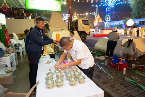 ภาพ No.311137:วันเสาร์ที่ 28 กุมภาพันธ์ พ.ศ. 2569 พิธีตักบาตรพระมหากุศล 11,250 รูป เฉลิมฉลอง 1,250 ปีศรีธรรมราชเจดีย์ สู่มรดกโลก ณ ถนนราชดำเนิน บริเวณหน้าวัดพระมหาธาตุวรมหาวิหาร อ.เมือง จ.นครศรีธรรมราช