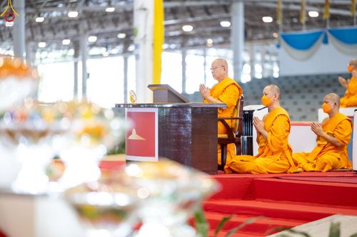 ภาพ No.89484:พิธีตักบาตร ข้าวสารอาหารแห้ง พิธีบูชาข้าวพระ และพิธีจุดเทียนใจ ไฟนิรันดร์  อนันตชัย ณ สภาธรรมกายสากล วัดพระธรรมกาย วันอาทิตย์ที่ 1 ตุลาคม พ.ศ. 2566