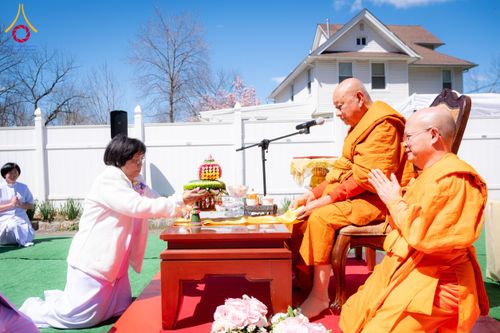 ภาพ No.62415:คณะศิษยานุศิษย์รวมใจสถาปนาและสมโภช ธรรมจักร เพื่ออัญเชิญประดิษฐาน ณ ยอดอุโบสถ 80 ปี หลวงพ่อธัมมชโย วัดพระธรรมกายนิวเจอร์ซี ประเทศสหรัฐอเมริกา  วันอาทิตย์ที่ 7 เมษายน พ.ศ. 2567