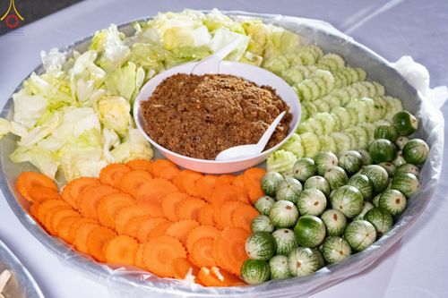 ภาพ No.190502:สาธุชนถวายภัตตาหารเป็นสังฆทาน แด่พระธรรมยาตรา ณ อนุสรณ์สถานมหาวิหารพระมงคลเทพมุนี (โลตัสแลนด์) อ.สองพี่น้อง จ.สุพรรณบุรี ในโครงการธรรมยาตรา กตัญญูบูชา มหาปูชนียาจารย์ พระมงคลเทพมุนี(สด จนฺทสโร) พระผู้ปราบมาร แห่ง ปีที่ 13 วันที่ 7 มกราคม พ.ศ.2568