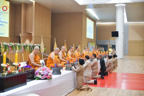 ภาพ No.208990:พระบาทสมเด็จพระเจ้าอยู่หัว ทรงมีพระราชศรัทธาทรงพระกรุณาโปรดเกล้าฯ ให้บำเพ็ญพระราชกุศลถวายภัตตาหารพระราชทาน การสอบบาลีสนามหลวง ณ วัดพระธรรมกาย ย อ.คลองหลวง จ.ปทุมธานี วันที่ 23-24 กุมภาพันธ์ พ.ศ. 2568