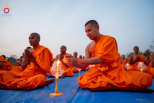 ภาพ No.132381:พิธีจุดโคมประทีปถวายเป็นพุทธบูชา ในโครงการบรรพชา 1,250 รูป ณ แดนประสูติ สวนลุมพินี ประเทศเนปาล วันที่ 17 มีนาคม พ.ศ. 2567