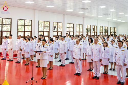 ภาพ No.179634:พิธีเจริญพระพุทธมนต์ พิธีทำบุญตักบาตรถวายพระราชกุศล และพิธีวางพานพุ่มดอกไม้ถวายราชสักการะ  แด่พระบาทสมเด็จพระบรมชนกาธิเบศร มหาภูมิพลอดุลยเดชมหาราช บรมนาถบพิตร เนื่องในวันคล้ายวันพระบรมราชสมภพ วันชาติ และวันพ่อแห่งชาติ วันพฤหัสบดีที่ 5 ธันวาคม พ.ศ. 2567 ณ