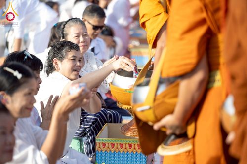 ภาพ No.250577:วันพุธที่ 8 ตุลาคม พ.ศ. 2568 พิธีตักบาตรเทโวโรหณะ ณ ลานธรรมปทุมรัตน์ธรรมเจดีย์ พุทธอุทยานนานาชาติ อ.โพนพิสัย จ.หนองคาย