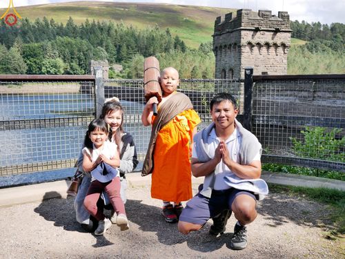 ภาพ No.148834:คณะสงฆ์และสามเณร วัดพระธรรมกายแมนเชสเตอร์  สหราชอาณาจักร จัดเดินธรรมยาตราที่ Peak District National Park , New Mills central , Upper Derwent Visitor Centre, Hope Valley วันอังคารที่ 6 สิงหาคม พ.ศ. 2567