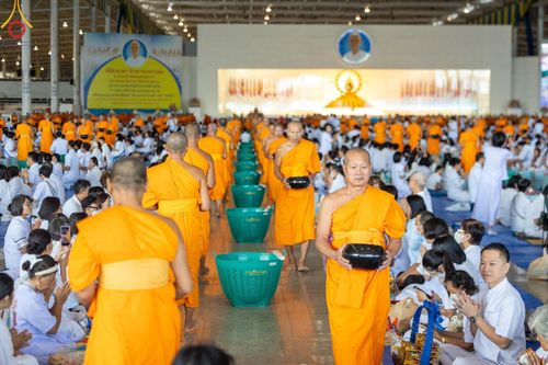 ภาพ No.149941:พิธีตักบาตร , พิธีปฎิบัติธรรม , พิธีถวายภัตตาหารเมนูสวรรค์ ในพรรษาแห่งการเข้าถึงธรรม วันธรรมชัย วันอังคารที่ 27 สิงหาคม พ.ศ.2567 ณ สภาธรรมกายสากล วัดพระธรรมกาย