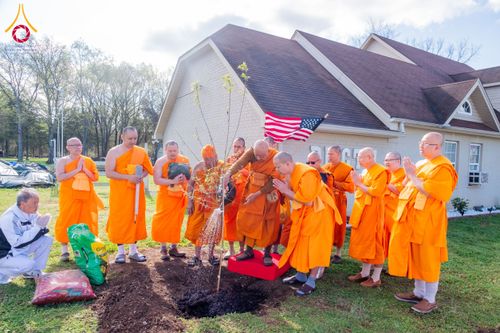 ภาพ No.135507:พิธีเจริญพระพุทธมนต์สมโภช แก้วบรมจักรพรรดิรัตนอนันต์ สถาปนาอาคารปฏิบัติธรรม แก้วธรรมชัยรัตนอนันต์ บูชาธรรมเนื่องในโอกาสอายุวัฒนมงคล 80 ปี หลวงพ่อธัมมชโย (22 เมษายน พ.ศ. 2567) วันพุธที่ 3 เมษายน พ.ศ. 2567 ณ วัดพระธรรมกายเทนเนสซี ประเทศสหรัฐอเมริกา