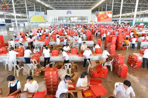 ภาพ No.212062:วันจันทร์ที่ 17 มีนาคม พ.ศ. 2568 บุญบรรจุกล่องไทยธรรม เพื่อถวายแด่พระสังฆาธิการ 40,000 กว่าวัดทั่วไทย ในวันคุ้มครองโลก 22 เมษายน พ.ศ. 2568 ณ บ้านแก้วเรือนทองคุณยายฯ วัดพระธรรมกาย