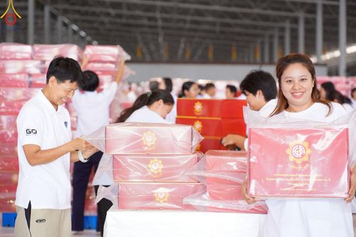 ภาพ No.214370:วันที่ 29 มีนาคม พ.ศ.2568 กิจกรรมใส่ถุงซิปกล่องไทยธรรม เพื่อรักษาความประณีตของกล่องไทยธรรม ในทุกสภาพอากาศ ณ บ้านแก้วเรือนทองคุณยาย วัดพระธรรมกาย