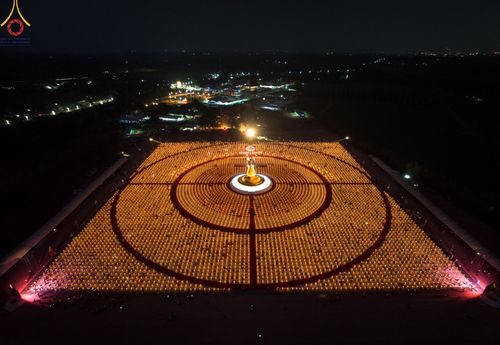 ภาพ No.129642:พิธีจุดประทีป 10,000 ดวง น้อมถวายเป็นพุทธบูชา ณ มหารัตนเจดีย์สิริปทุมสวรรค์ (เจดีย์อริยพุทธะ 5 พระองค์) ศูนย์ปฏิบัติธรรมภาคใต้ อ.บางกล่ำ จ.สงขลา  วันที่ 10 มีนาคม พ.ศ. 2567