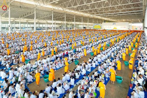 ภาพ No.222013:วันที่ 4 พฤษภาคม พ.ศ. 2568 พิธีตักบาตร เนื่องในวันอาทิตย์ต้นเดือน ณ บ้านแก้วเรือนทองคุณยายฯ วัดพระธรรมกาย