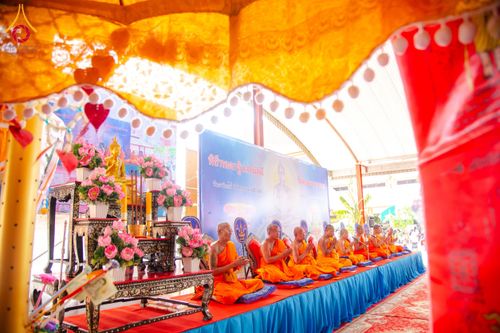 ภาพ No.170771:พิธีทอดกฐิน ณ วัดมงคลพุการาม ปทุมธานี ในโครงการกฐินสามัคคีทั่วไทย 30,000 วัด บูชาธรรม 80 ปี หลวงพ่อธัมมชโย โดยคณะศิษยานุศิษย์วัดพระธรรมกาย วันที่ 27 ตุลาคม พ.ศ. 2567