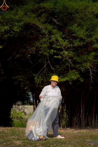 ภาพ No.220502:วันที่ 23-25 เมษายน พ.ศ. 2568 เจ้าหน้าที่และสาธุชนช่วยกัน รับบุญเก็บงานวันคุ้มครองโลก ณ วัดพระธรรมกาย