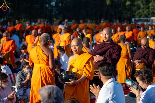 ภาพ No.103878:พิธีตักบาตรพระ 1,000 รูป ครั้งที่ 7 ถวายเป็นพุทธบูชา เพื่อช่วยเหลือคณะสงฆ์ 323 วัด 4 จังหวัดชายแดนภาคใต้ และถวายแด่คณะสงฆ์จังหวัดพิษณุโลก ณ ลานธรรมธุดงคสถานพิษณุโลก อ.วังทอง จ.พิษณุโลก วันที่ 24 ธันวาคม พ.ศ. 2566