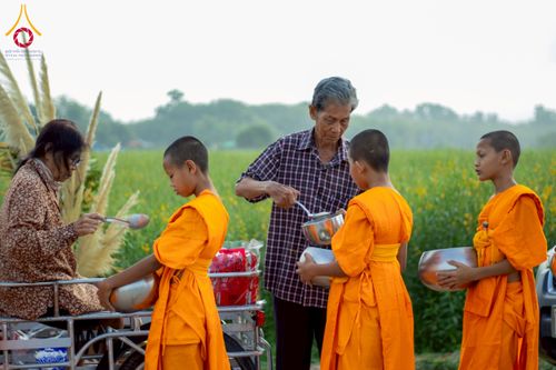 ภาพ No.217974:วันศุกร์ที่ 11 เมษายน พ.ศ. 2568 พระและสามเณร 99 รูป จากศูนย์ปฏิบัติธรรมระยอง(บ้านช่องลม) บิณฑบาต ณ ทุ่งปอเทือง ต.บางบุตร อ.บ้านค่าย จ.ระยอง เพื่อเป็นการฝึกสามเณรภาคฤดูร้อน ผ่านกิจวัตรบิณฑบาตในพื้นที่ชุมชน