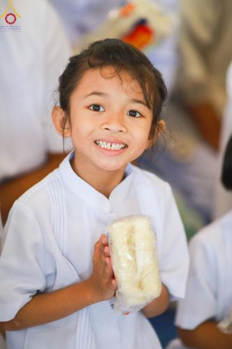 ภาพ No.158966:พิธีตักบาตร ในวันอาทิตย์ต้นเดือน วันที่ 6 ตุลาคม พ.ศ. 2567 ณ สภาธรรมกายสากล วัดพระธรรมกาย