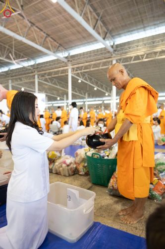 ภาพ No.177613:พิธีตักบาตรและพิธีบูชาข้าวพระ ในวันอาทิตย์ต้นเดือนที่ 1 ธันวาคม พ.ศ. 2567 ณ สภาธรรมกายสากล วัดพระธรรมกาย