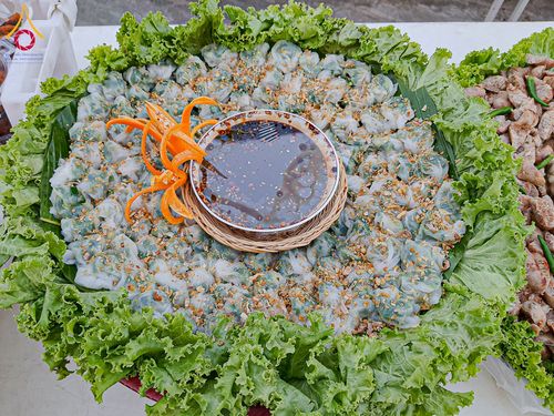 ภาพ No.195641:สาธุชนถวายภัตตาหารเป็นสังฆทาน แด่พระธรรมยาตรา ณ วัดสองพี่น้อง ต.ต้นตาล อ.สองพี่น้อง จ.สุพรรณบุรี ในโครงการธรรมยาตรา กตัญญูบูชา มหาปูชนียาจารย์ พระมงคลเทพมุนี(สด จนฺทสโร) พระผู้ปราบมาร อนุสรณ์สถาน 7 แห่ง ปีที่ 13 วันที่ 15 มกราคม พ.ศ. 2568