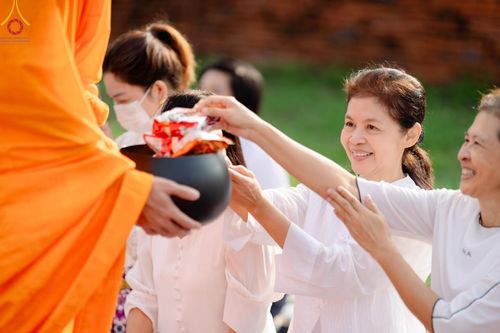 ภาพ No.138563:พิธีตักบาตร วัดราชบูรณะ จ.พระนครศรีอยุธยา วันที่ 25 พฤษภาคม พ.ศ.2567