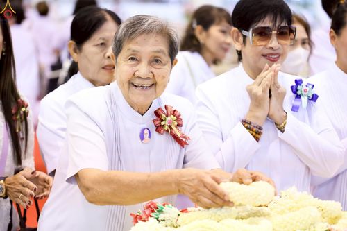 ภาพ No.251291:วันที่ 10 ตุลาคม พ.ศ. 2568 พิธีปฏิบัติธรรม ในวันคล้ายวันเกิด 141 ปี พระมงคลเทพมุนี (สด จนฺทสโร) พระผู้ปราบมาร ณ สภาธรรมกายสากล วัดพระธรรมกาย