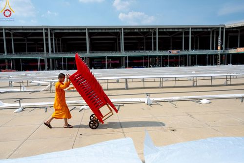 ภาพ No.220812:วันที่ 24-25 เมษายน พ.ศ. 2568 การเก็บงาน ผ้ารับประเคน ผ้าระบาย โต๊ะ เก้าอี้  ภายหลังงานวันคุ้มครองโลก ณ วัดพระธรรมกาย