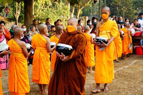 ภาพ No.76421:คณะสงฆ์และสามเณรบิณฑบาต ประเทศบังกลาเทศ วันที่ 11 กุมภาพันธ์ พ.ศ. 2566