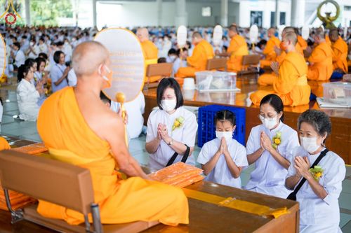ภาพ No.122905:พิธีสวดพระพุทธมนต์ พิธีทอดผ้าบังสุกุล และพิธีถวายภัตตาหาร เป็นสังฆทานแด่พระภิกษุ สามเณร เนื่องในวันมหาปูชนียาจารย์ วันเสาร์ที่ 3 กุมภาพันธ์ พ.ศ. 2567 ณ หอฉันคุณยายอาจารย์ฯ วัดพระธรรมกาย