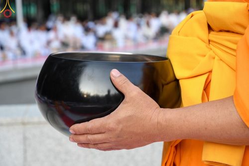 ภาพ No.107573:พิธีตักบาตรพระธรรมยาตราฯ ในโครงการธรรมยาตรากตัญญูบูชา มหาปูชนียาจารย์ พระมงคลเทพมุนี(สด จนฺทสโร) พระผู้ปราบมาร ปีที่ 12 ณ อนุสรณ์สถานมหาวิหารพระมงคลเทพมุนี อ.สองพี่น้อง จ.สุพรรณบุรี วันที่ 7 มกราคม พ.ศ. 2567
